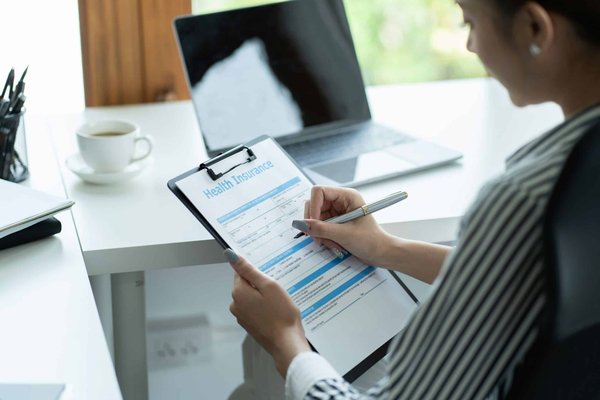 Comment assurer une entreprise de services de conseil en efficacité énergétique pour les industries ?